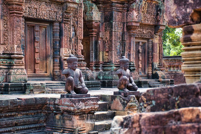 Statue of statues at temple