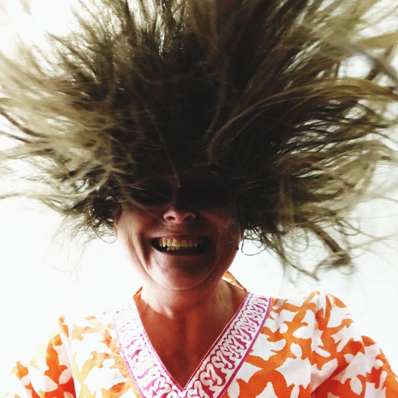 CLOSE-UP PORTRAIT OF A SMILING WOMAN