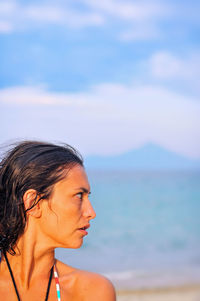 Close-up of young woman against sea