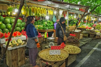 Women selling fruits in market