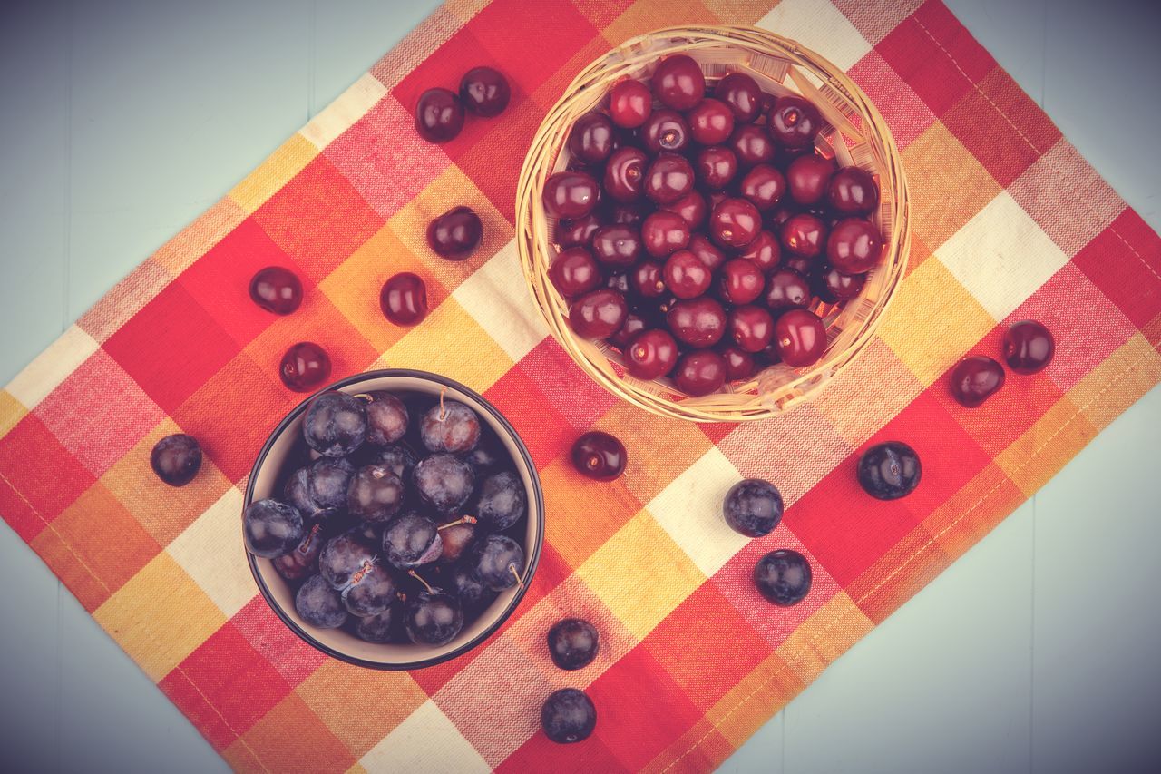 pattern, red, fruit, food, food and drink, art, circle, healthy eating, berry, indoors, blueberry, high angle view, no people, freshness, produce, studio shot, still life, directly above, wellbeing, table