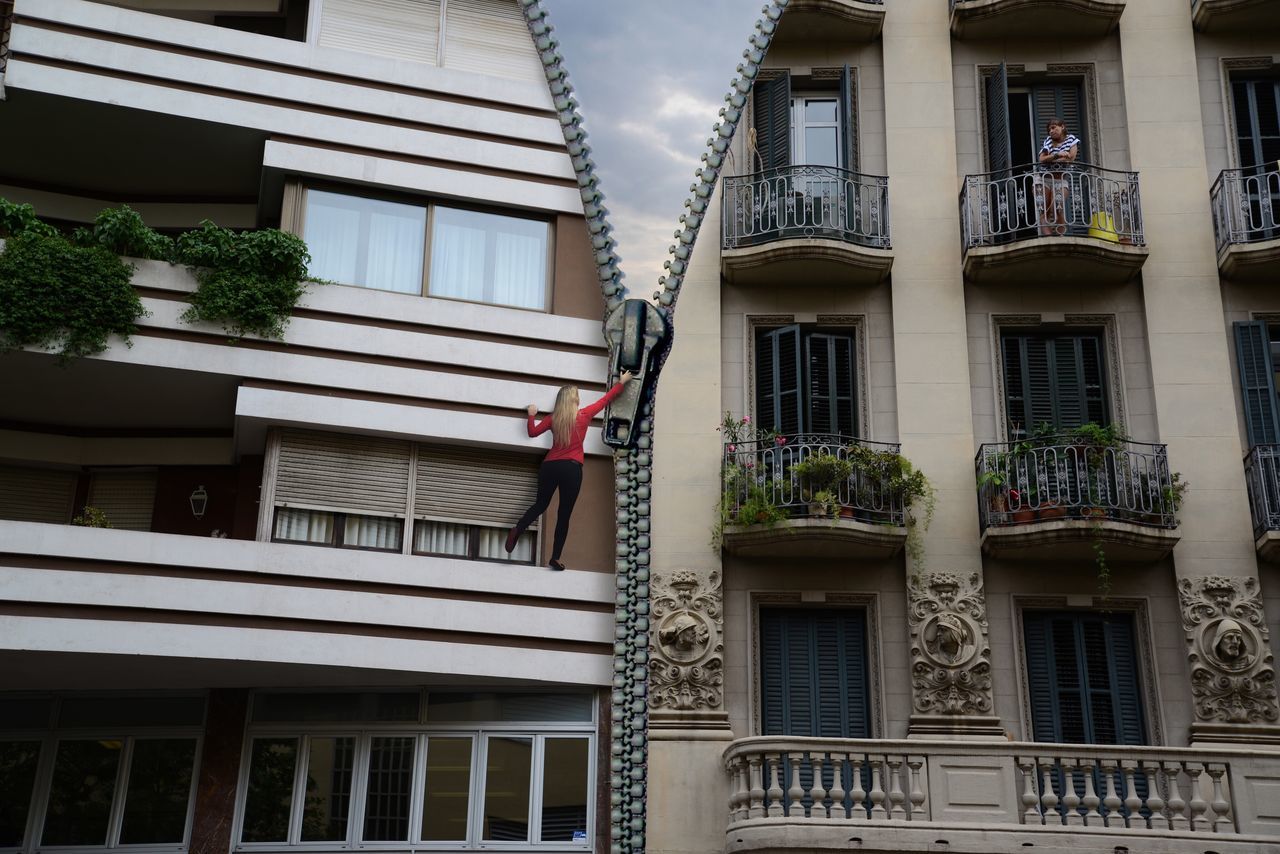 LOW ANGLE VIEW OF RESIDENTIAL BUILDING IN CITY