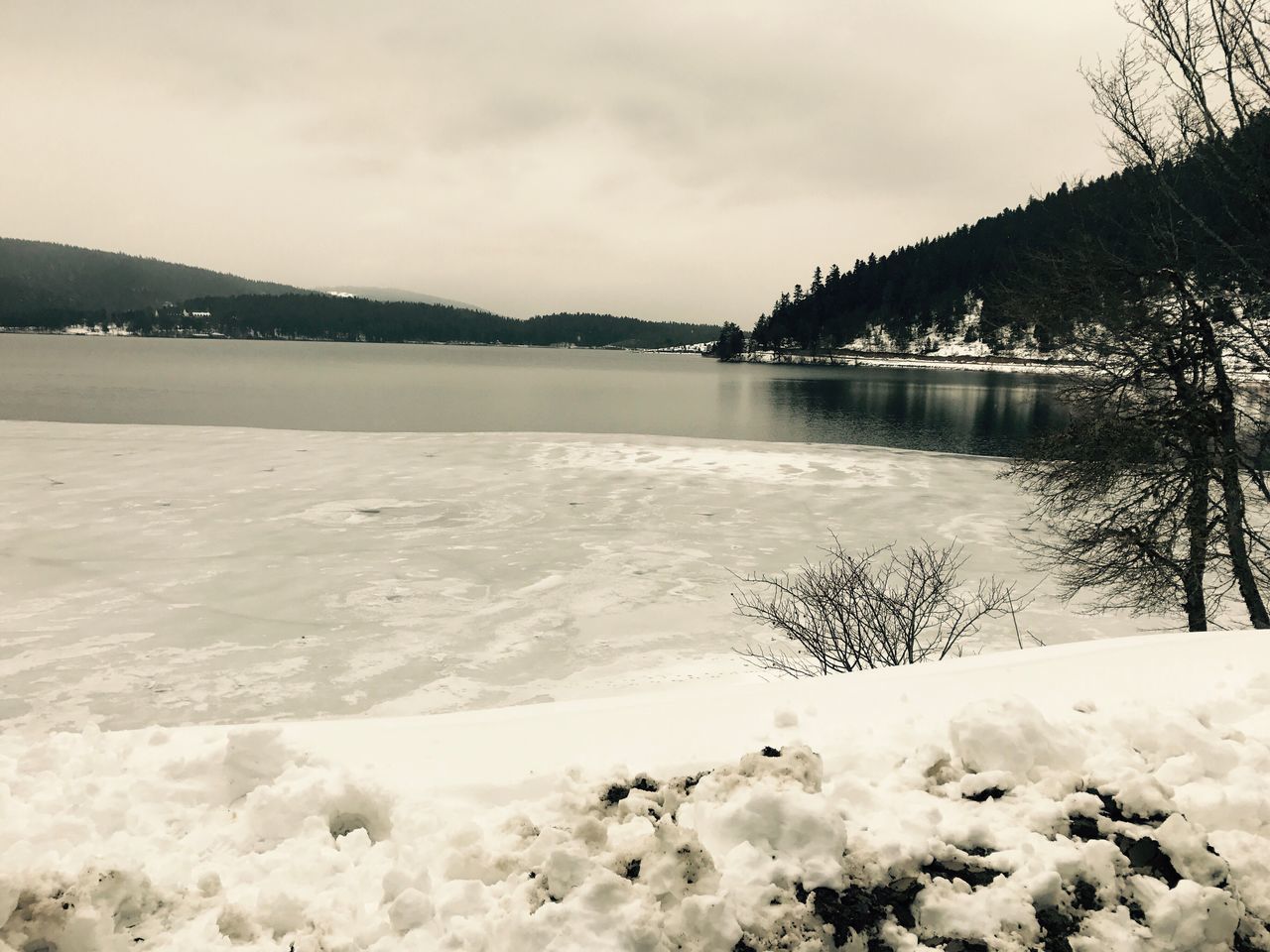 SCENIC VIEW OF LAKE BY SNOW AGAINST SKY