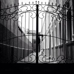 Metal gate