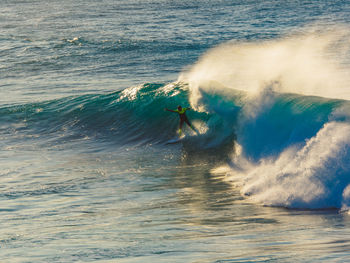 Waves splashing in sea