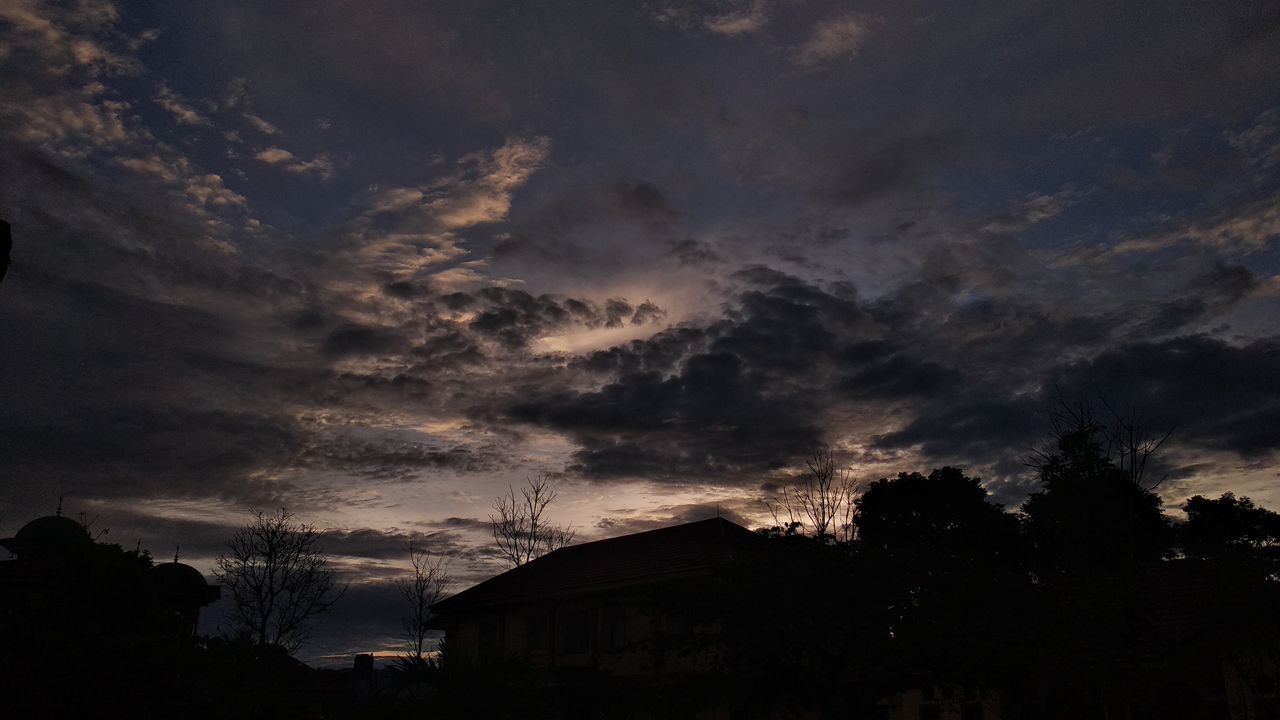 LOW ANGLE VIEW OF SILHOUETTE BUILDINGS AGAINST SKY DURING SUNSET