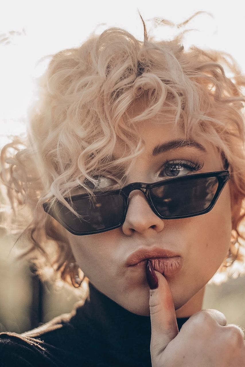 CLOSE-UP PORTRAIT OF YOUNG MAN WEARING SUNGLASSES