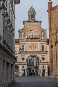 Piazza duomo with torrazzo arch