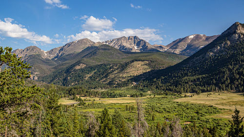 Mountains peaks line the area of west horseshoe park in colorado