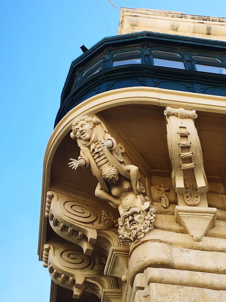 LOW ANGLE VIEW OF STATUE AGAINST SKY