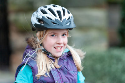 Portrait of a smiling young woman outdoors