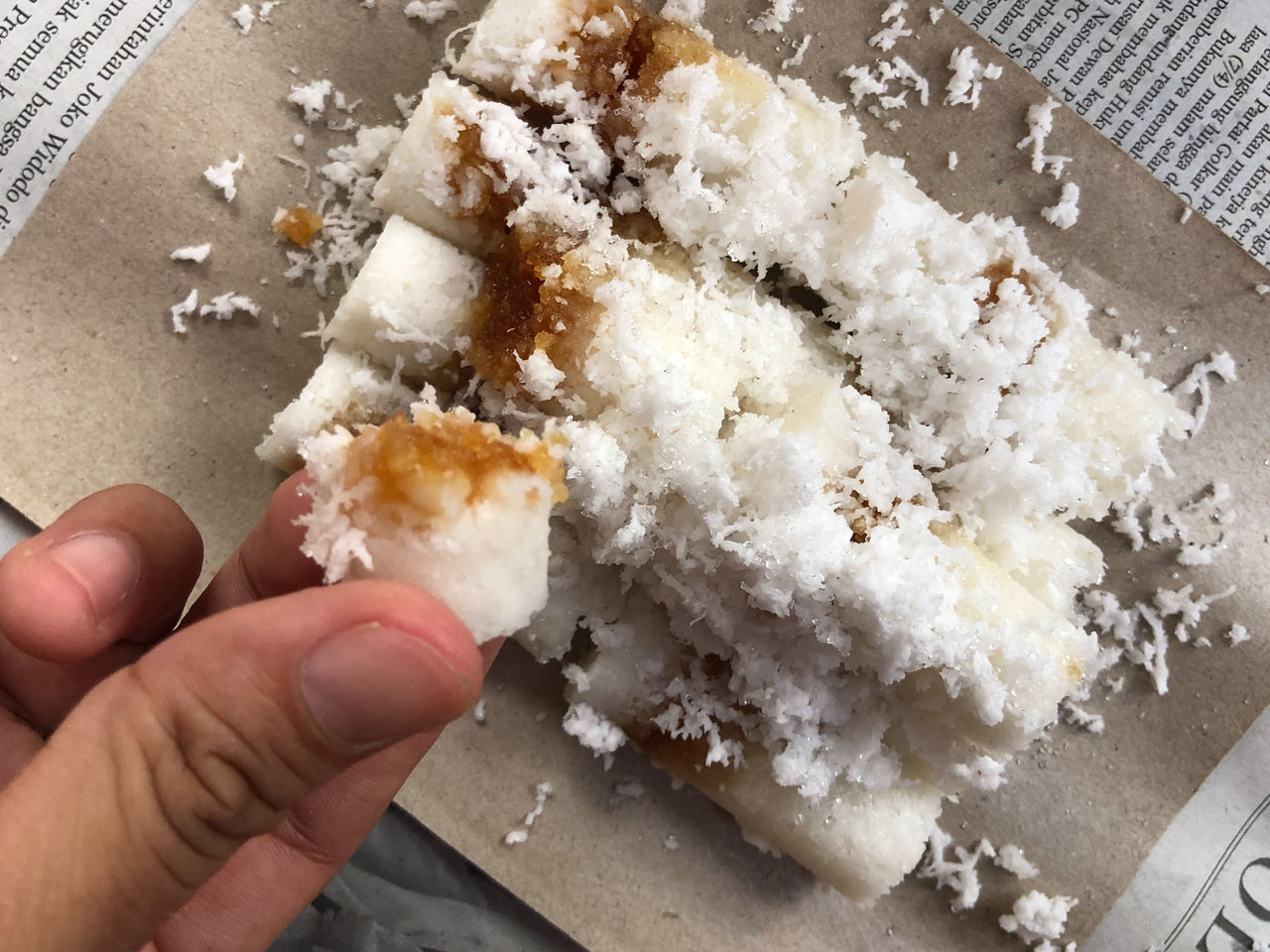 CLOSE-UP OF HAND HOLDING FOOD