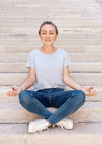 Portrait of a smiling young woman sitting outdoors