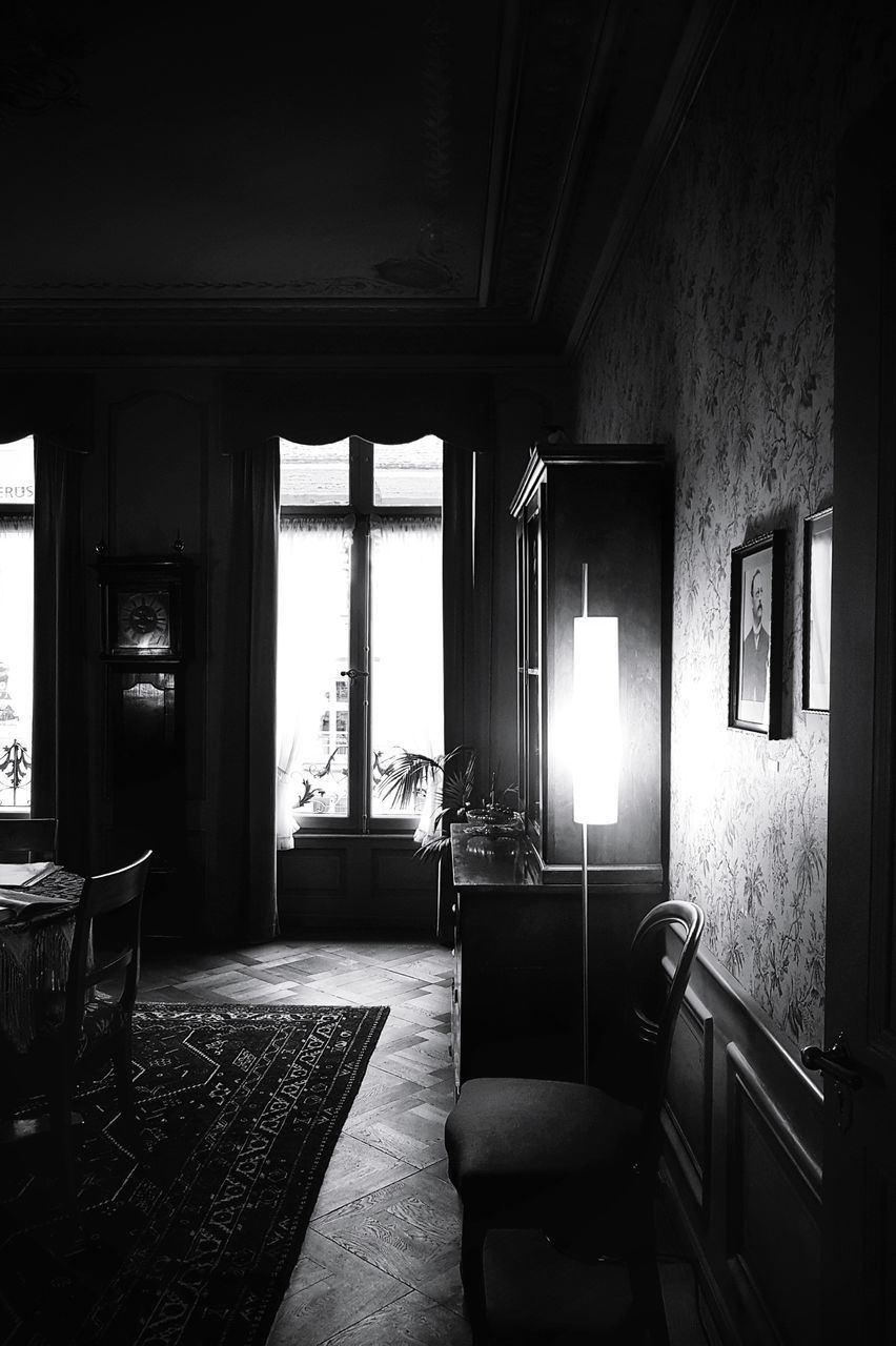 EMPTY CHAIRS AND TABLE IN ROOM