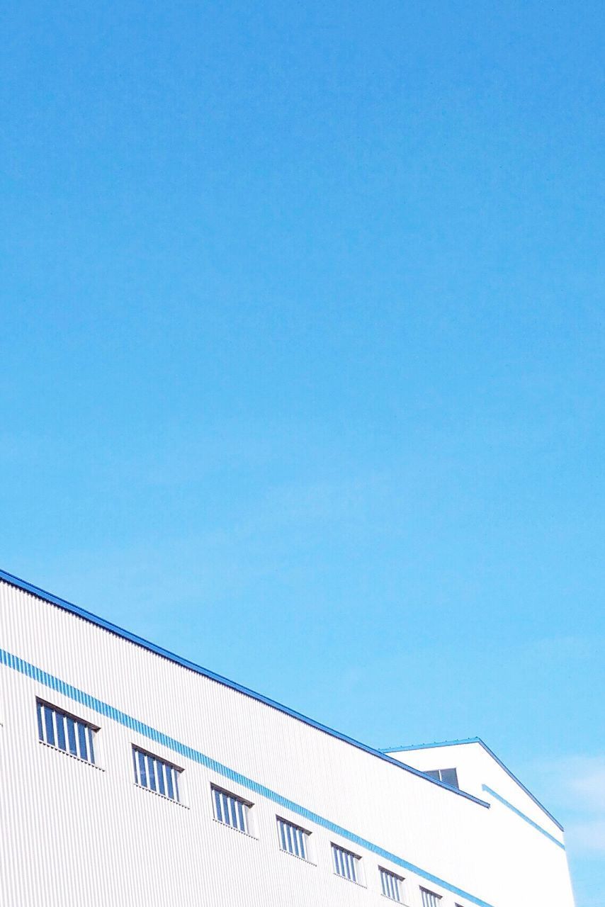 LOW ANGLE VIEW OF BUILDING AGAINST CLEAR BLUE SKY