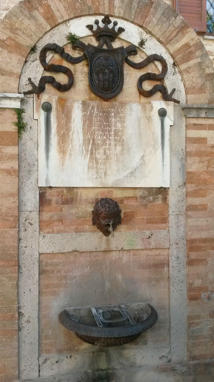 CLOSE-UP OF STATUE ON BUILDING