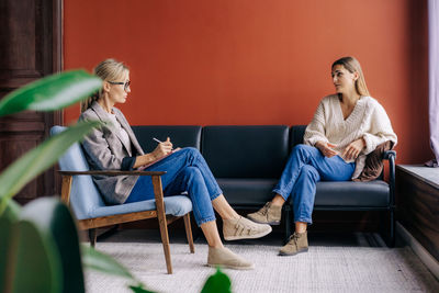 The psychotherapist interviews and consults the patient during the session.