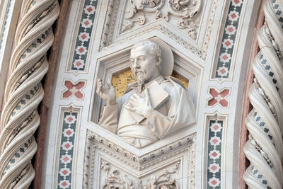 Florentine saint, portal of cattedrale di santa maria del fiore, florence, italy