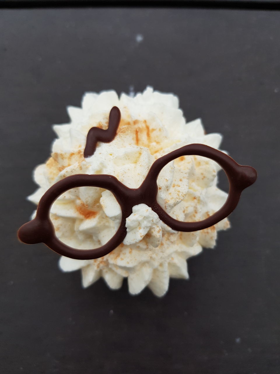 HIGH ANGLE VIEW OF COOKIES IN PLATE