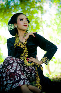 Yogya putri its the name of this tradional clothing and make up