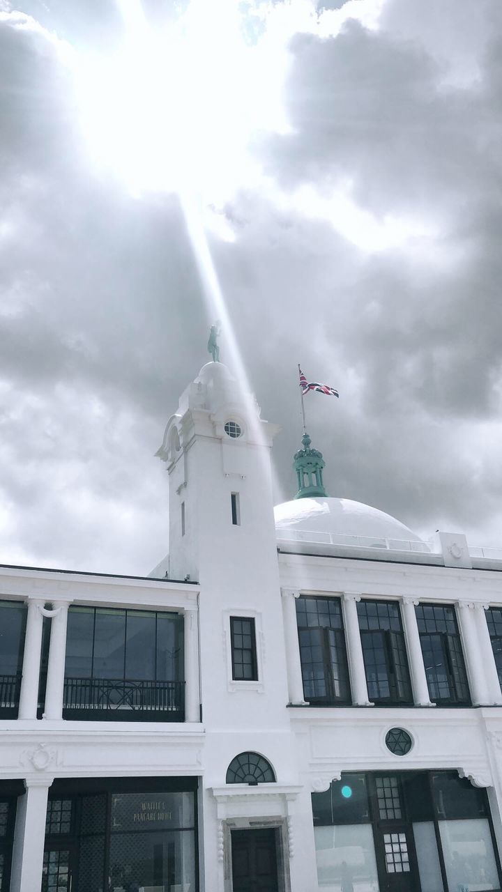 LOW ANGLE VIEW OF HISTORIC BUILDING AGAINST SKY