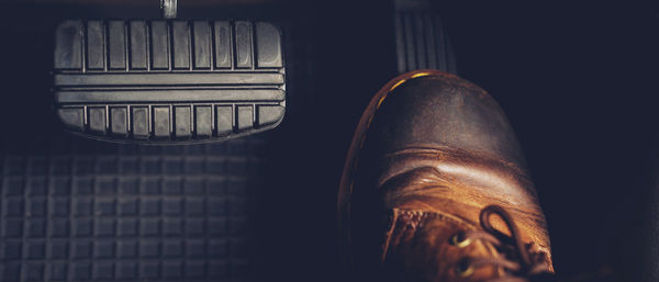 Step on the car accelerator, driving at high speed will cause an accident.