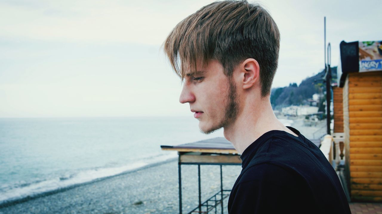 person, lifestyles, young adult, headshot, young men, sea, leisure activity, water, focus on foreground, sunglasses, head and shoulders, looking at camera, portrait, front view, casual clothing, close-up, sky