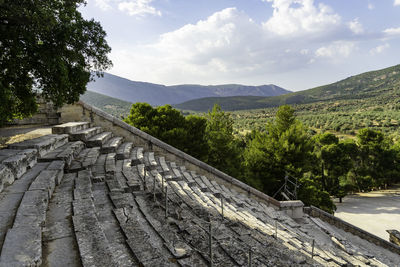 Scenic view of oldest amphiteather of the world in front of mountains against sky