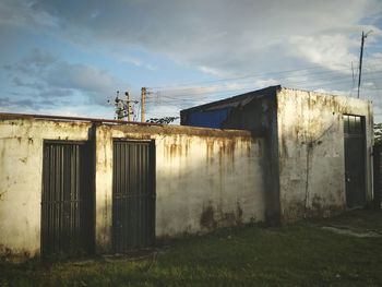 Abandoned barn against sky