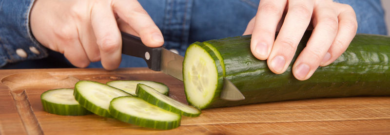 Midsection of man preparing food on cutting board