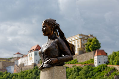 Statue against sky