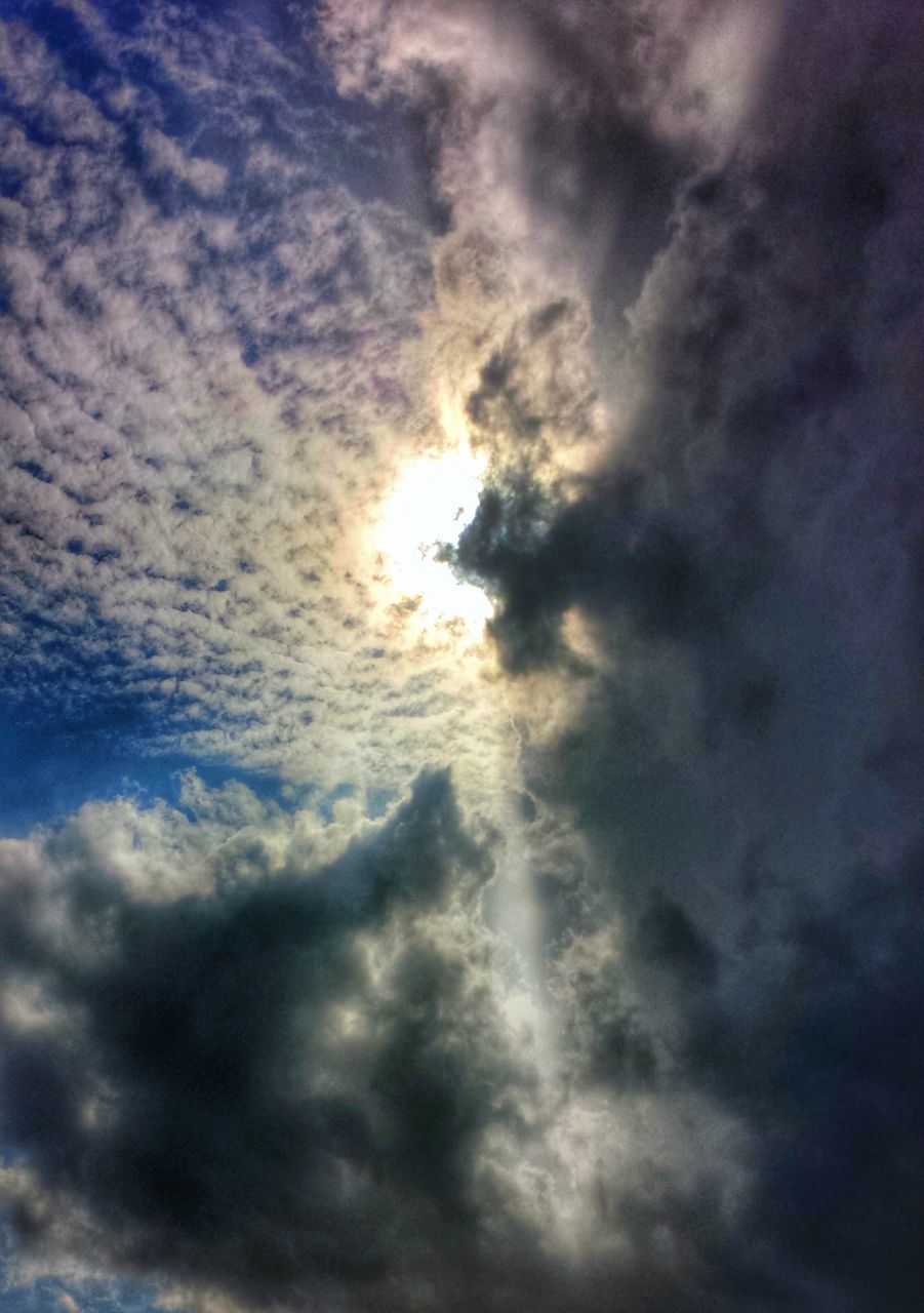 sky, cloud - sky, beauty in nature, scenics, cloudy, tranquility, tranquil scene, sky only, cloudscape, low angle view, sunset, nature, weather, idyllic, dramatic sky, cloud, sun, overcast, majestic, sunbeam