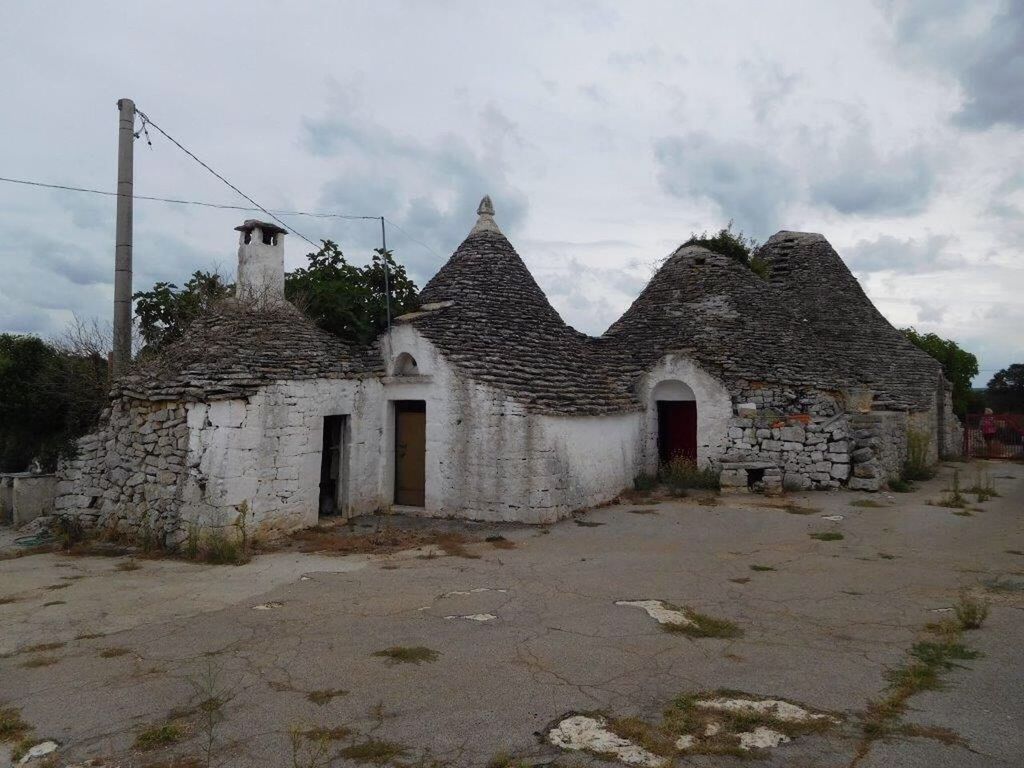 architecture, built structure, building exterior, sky, house, old, abandoned, cloud - sky, residential structure, damaged, ruined, obsolete, run-down, deterioration, residential building, cloud, day, weathered, cloudy, outdoors