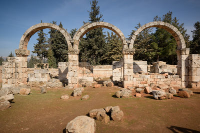 Old ruins of building against sky