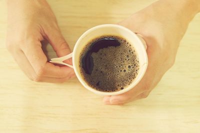 Close-up of hand holding coffee cup