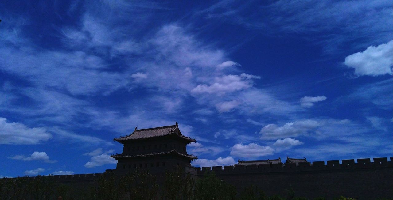 LOW ANGLE VIEW OF HISTORICAL BUILDING AGAINST BLUE SKY