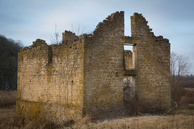 Old ruin building against sky