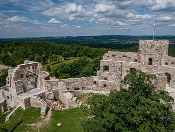 Ruins of building against cloudy sky