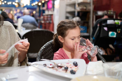 Mom and daughter eating desert at a restaurant