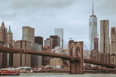 View of manhattan skyline and brooklyn bridge.