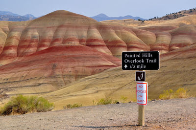 Road sign at painted hills 