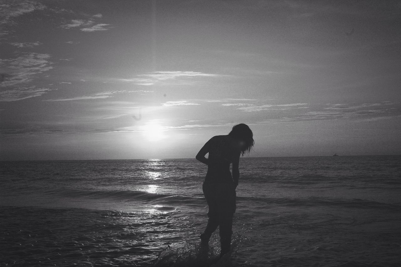 sea, horizon over water, water, lifestyles, leisure activity, sky, full length, beach, silhouette, sun, standing, scenics, tranquility, sunset, shore, tranquil scene, beauty in nature, nature