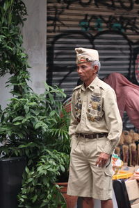 An old ma, a veteran, wearing a uniform