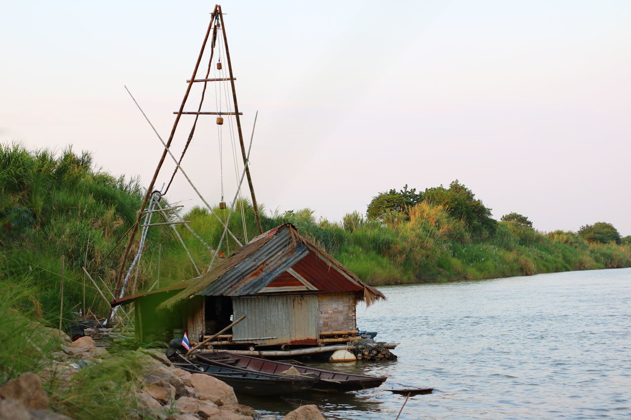 BOAT IN LAKE AGAINST SKY