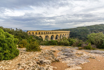 Arch bridge against sky