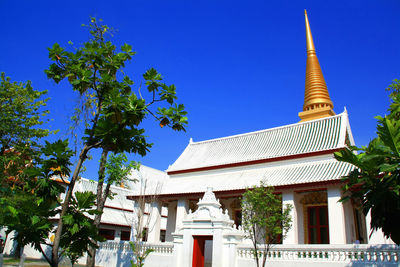 Exterior of wat bowonniwet vihara temple against blue sky