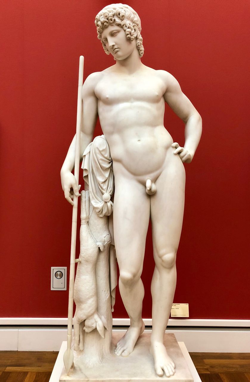 STATUE OF MAN IN MUSEUM