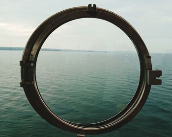 Porthole horizon