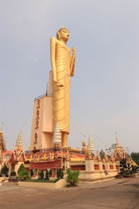 Statue of building against sky in city