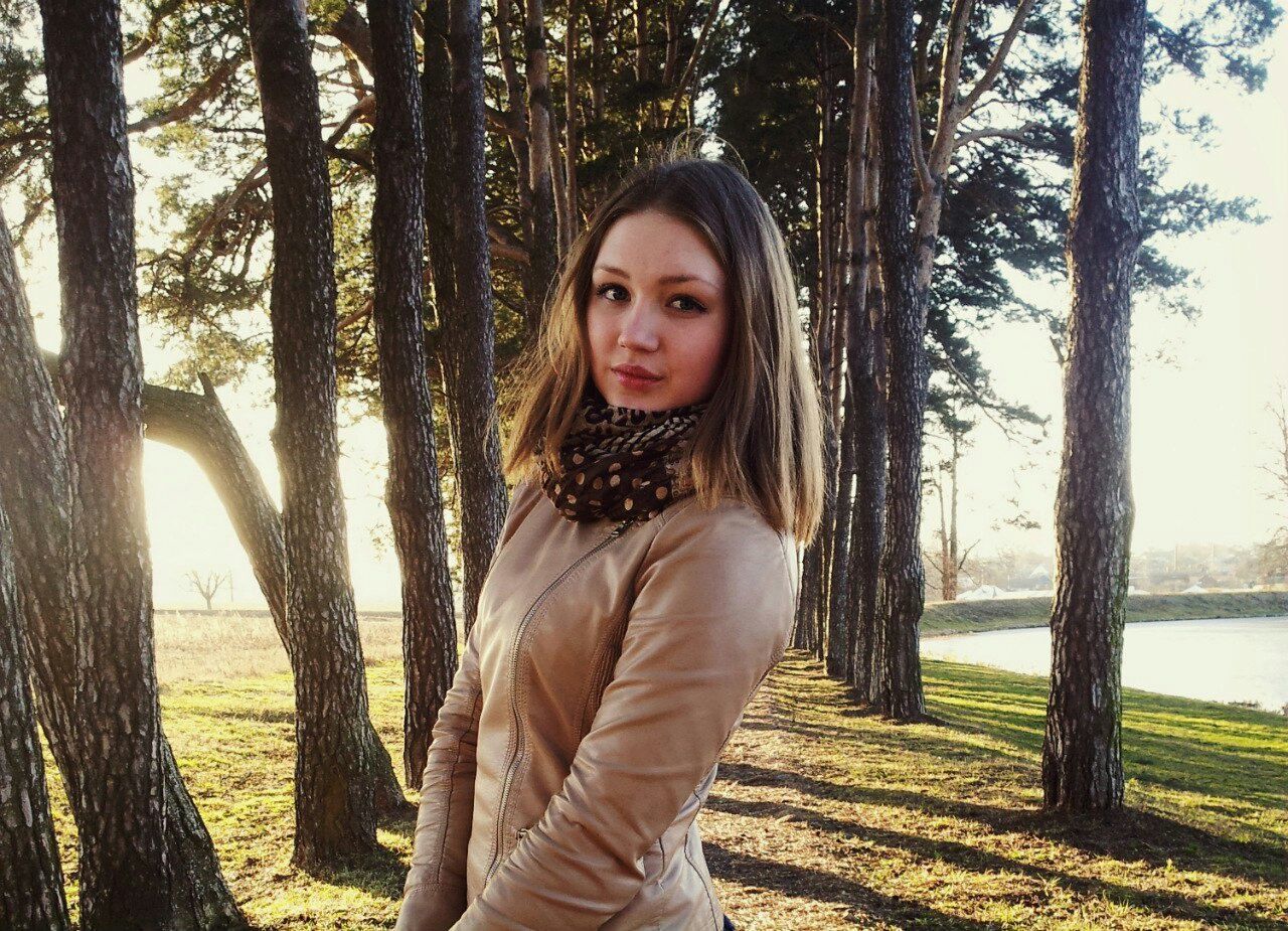 tree, person, young adult, looking at camera, portrait, front view, young women, lifestyles, casual clothing, leisure activity, long hair, smiling, standing, tree trunk, three quarter length, waist up, nature